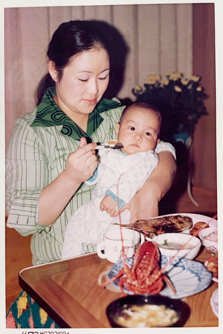 赤ちゃんのころのフジタさんと母