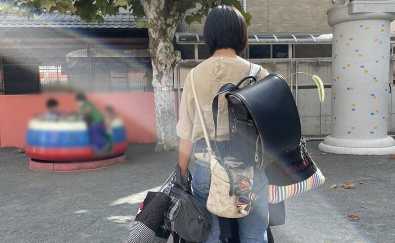 大量すぎる！ランドセルなど子どもたちの荷物を持ち立ちつくす竹田さん