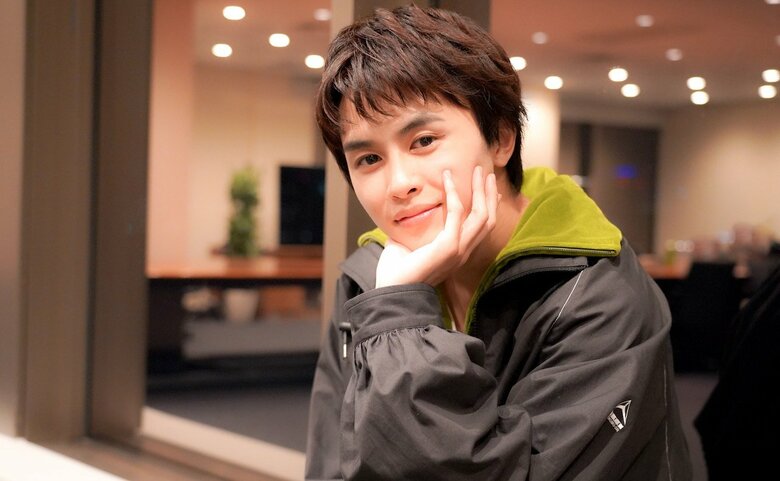 頬杖をついてこちらを見つめる草川さん