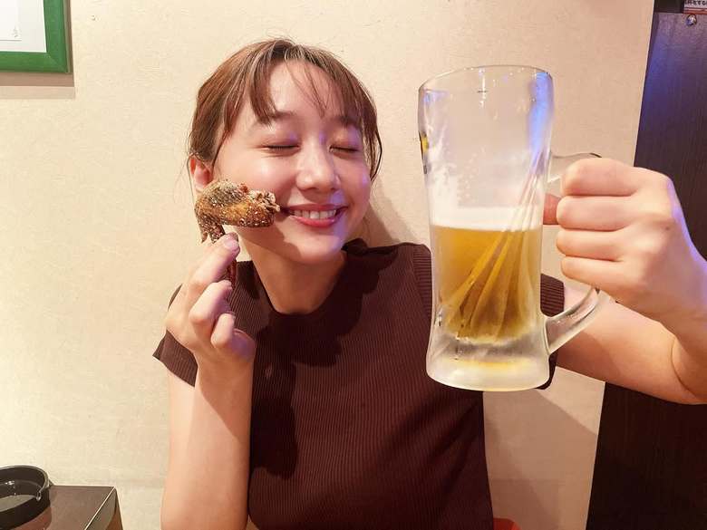 大好きなビールを片手にごきげんな1枚