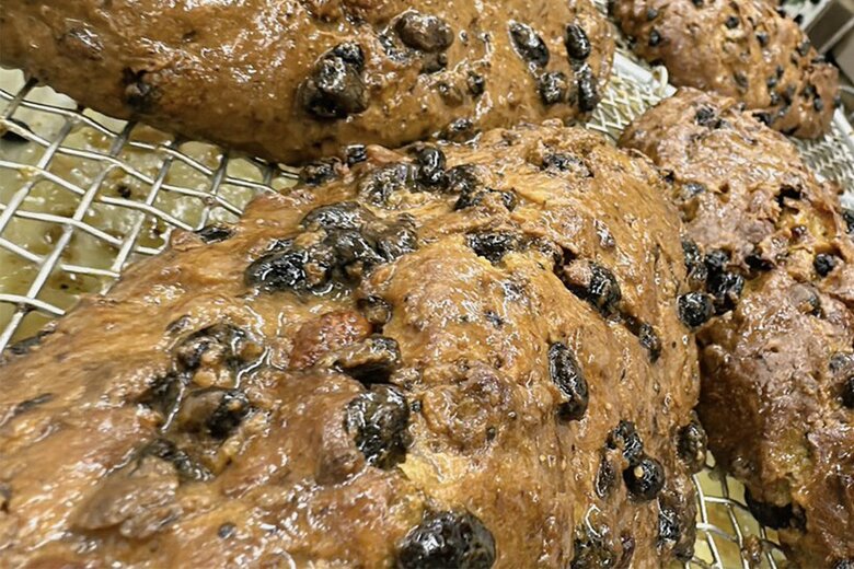 バターもドライフルーツもたっぷりで毎年大人気のシュトーレン