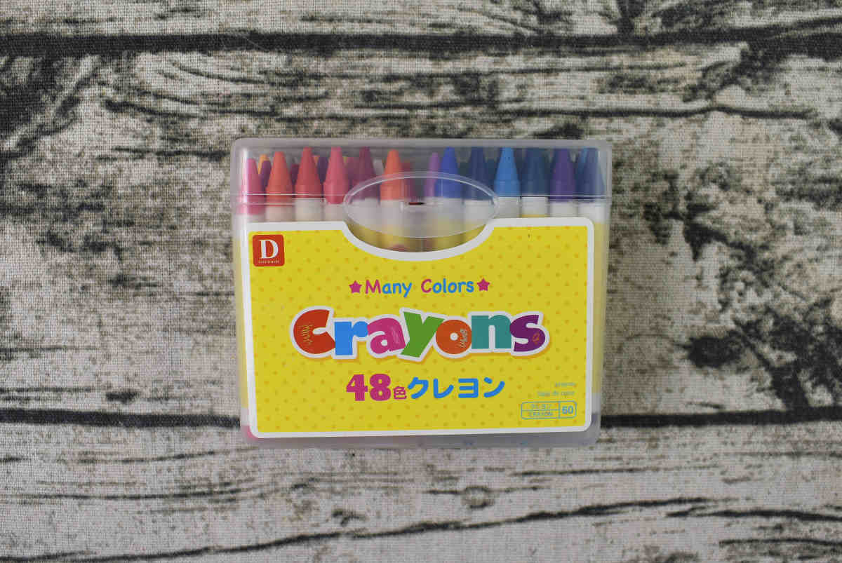 ダイソーのおすすめ商品「Many Colors Crayons 48色クレヨン」のパッケージ画像