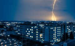 《落雷ピーク到来》「アクセサリーが危険は間違い？」戸外で身を守るには木や電柱から4メートル離れた「保護域」に避難を