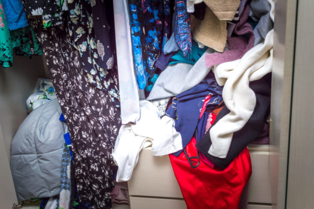 衣類を詰め込んだクローゼット