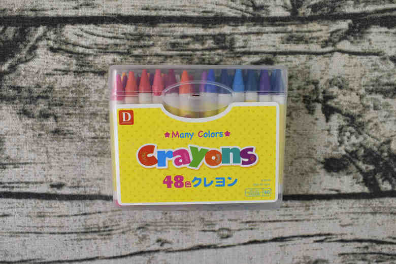 ダイソーのおすすめ商品「Many Colors Crayons 48色クレヨン」のパッケージ画像