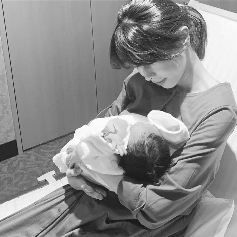 娘を抱っこする加藤綾子さん