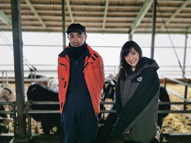 原発事故の影響で避難を余儀なくされた福島県飯舘村の酪農家が再び村で立ち上げた牧場「フェリスラテ」代表の田中一正さん（写真左）と高橋さん