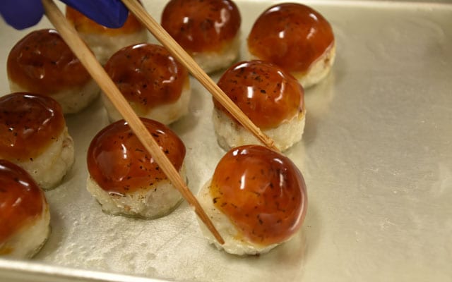男性と子どもに大人気のみたらしのおはぎ。博多の老舗醤油店で100年以上使われている木桶で作られた醤油をタレにした
