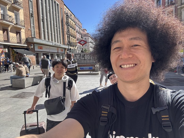スペインにて。ゴンさんの首元からちらりと顔を出すチロさんがおちゃめ