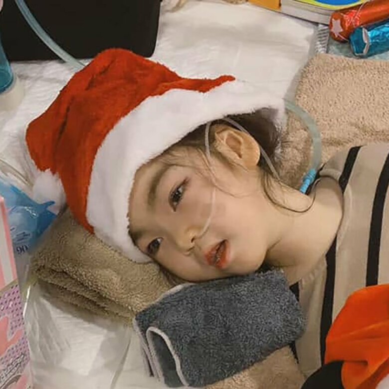 次女、クリスマスにサンタクロースの帽子を被って