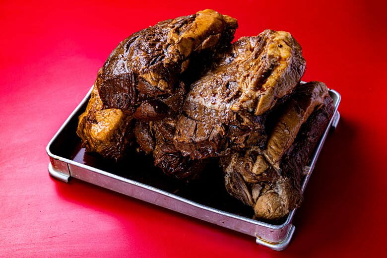 チャーハンに入っているチャーシューは、醤油だれにもこだわっている