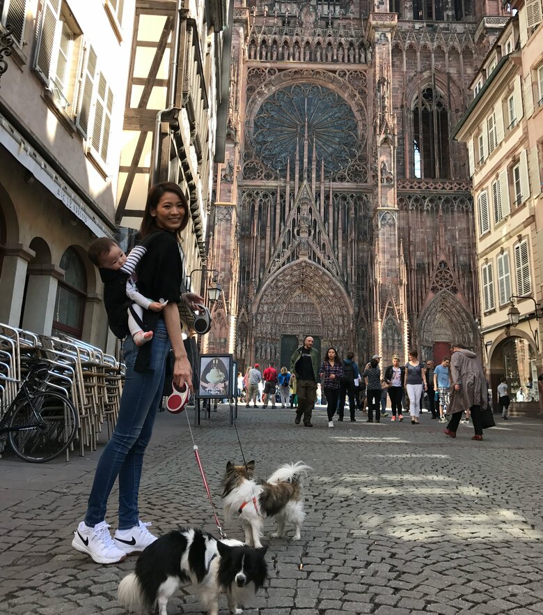 さりげない日常でもスタイルの良さが際立つ！ドイツで愛犬のお散歩中の中村さん