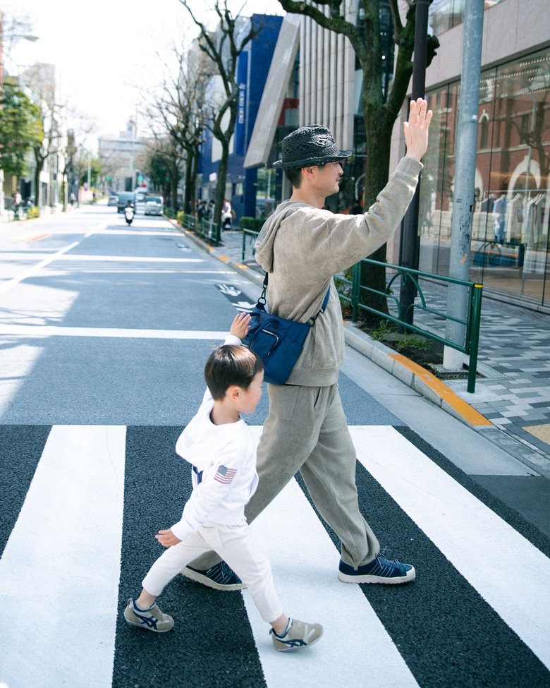 今年5歳になったばかりの次男と手を繋いで仲よく横断歩道