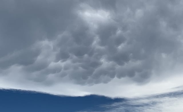 積乱雲の進行方向前面に現れる乳房雲／『すごすぎる天気の図鑑』（荒木健太郎／KADOKAWA）