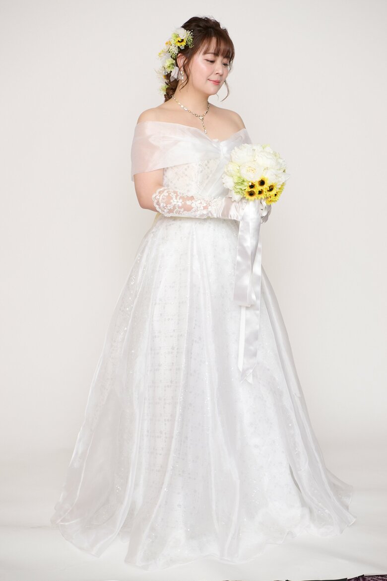 ウエディングドレス、ブーケ、ネックレス、ヘアアレンジもすべて宝塚歌劇団OGに協力してもらった