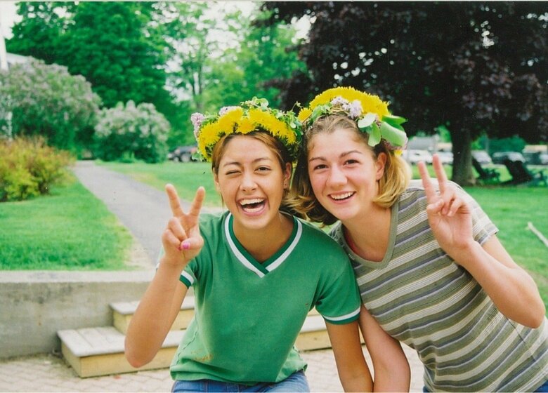 アメリカに留学中の高校生の森さん（写真左）。花冠をつけて弾ける笑顔がかわいい