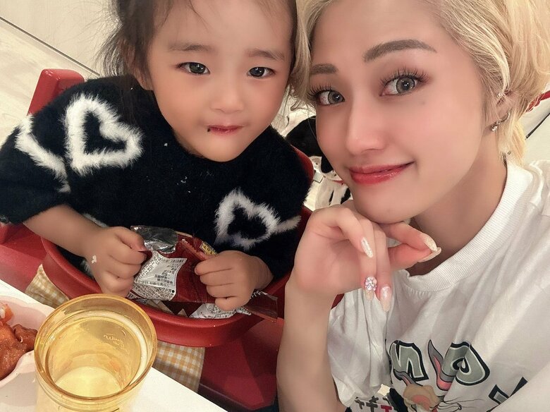 娘さんとランチ中の五月千和加さん