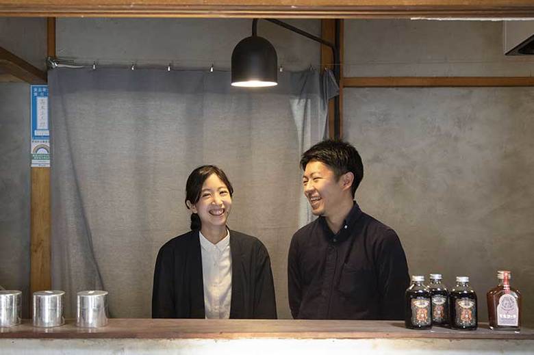 夫婦ユニット”KiKi”で、デザインと物販を担当するきさらちさとさん（写真左）と、場づくりと喫茶を担当するまさたろうさん（右）