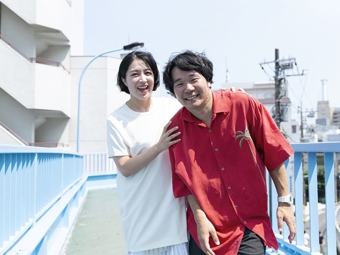 夫婦の睦まじさがうかがえるショット