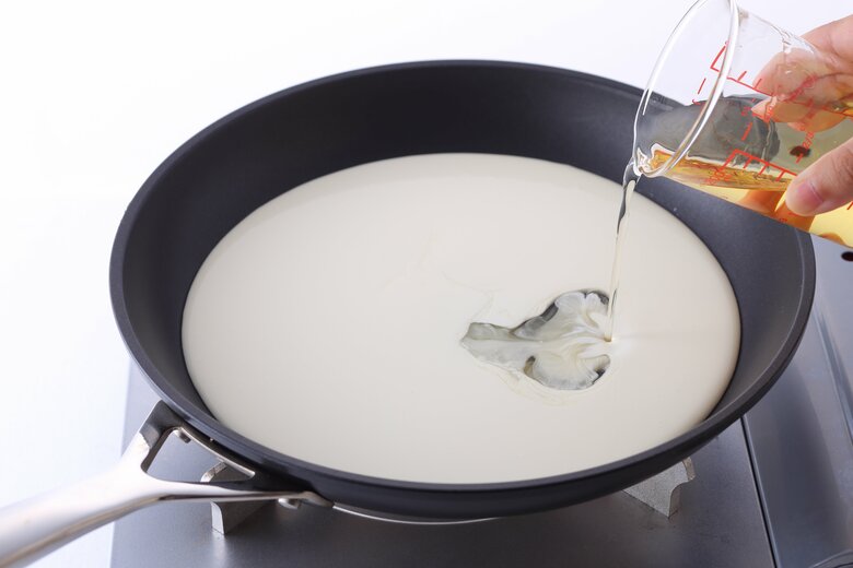 【作り方1】フライパンに本みりんと生クリームを合わせ、混ぜながら中火で煮詰める