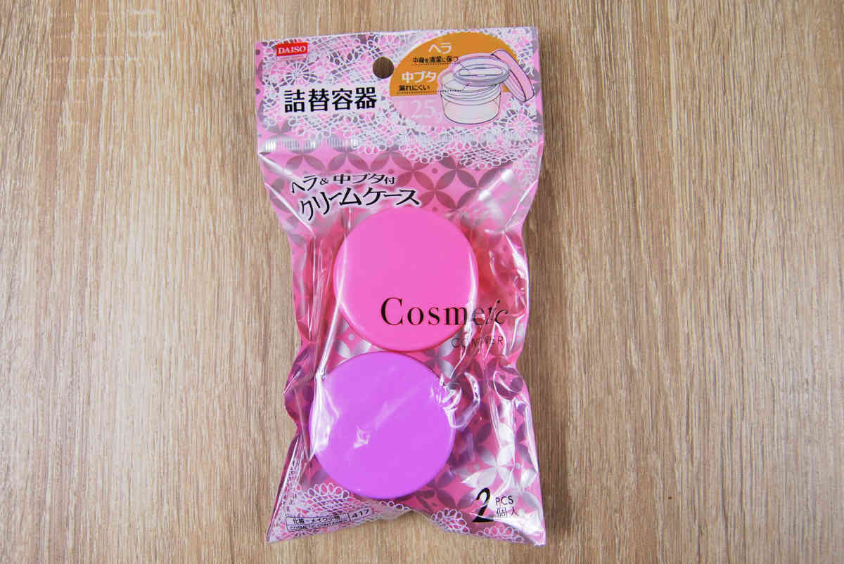 ダイソーのおすすめ商品「ヘラ&中ブタ付 クリームケース」のパッケージ画像