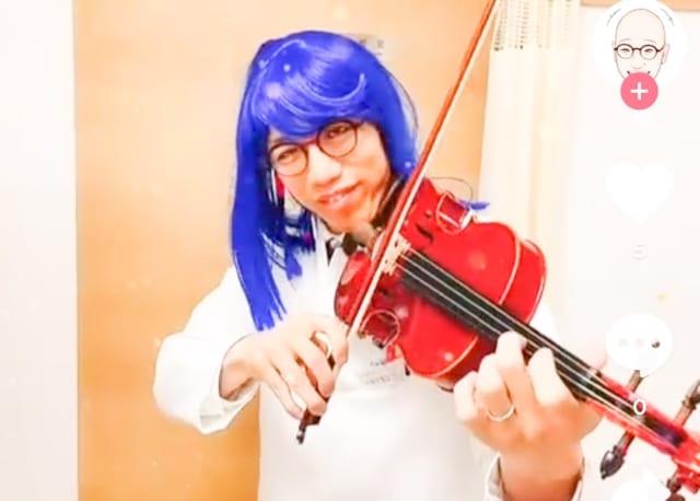 TikTokではバイオリン演奏を披露している剣木憲文医師
