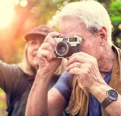 夫は妻に永遠の片想い!? 60歳以上の夫婦が“よく見返す写真”ランキングが判明