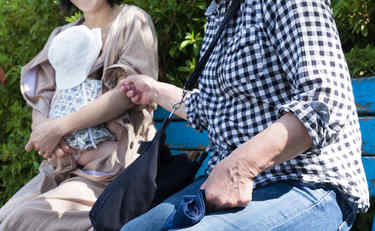 日本人はいつまで、謙遜で身内をけなすことを美徳とするのか