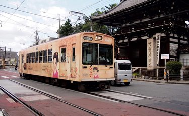 嵐電とヤマト運輸がコラボ!?お客さんを乗せる車両が荷物も運ぶ「貨客混載事業」