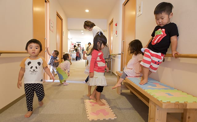 2016年10月、子育てサロン「ボンボンカフェ」での様子
