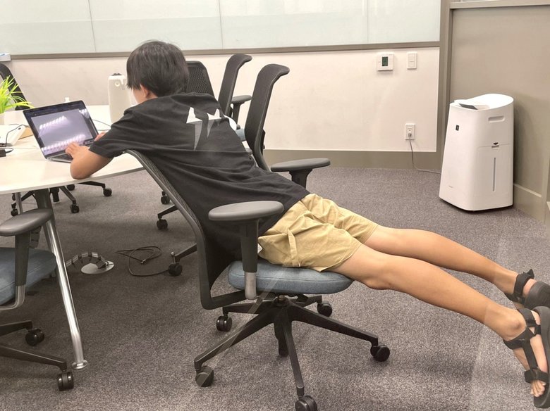 会社で仕事をする様子の松丸さんをスタッフが撮影したもの。松丸さんのTwitterより