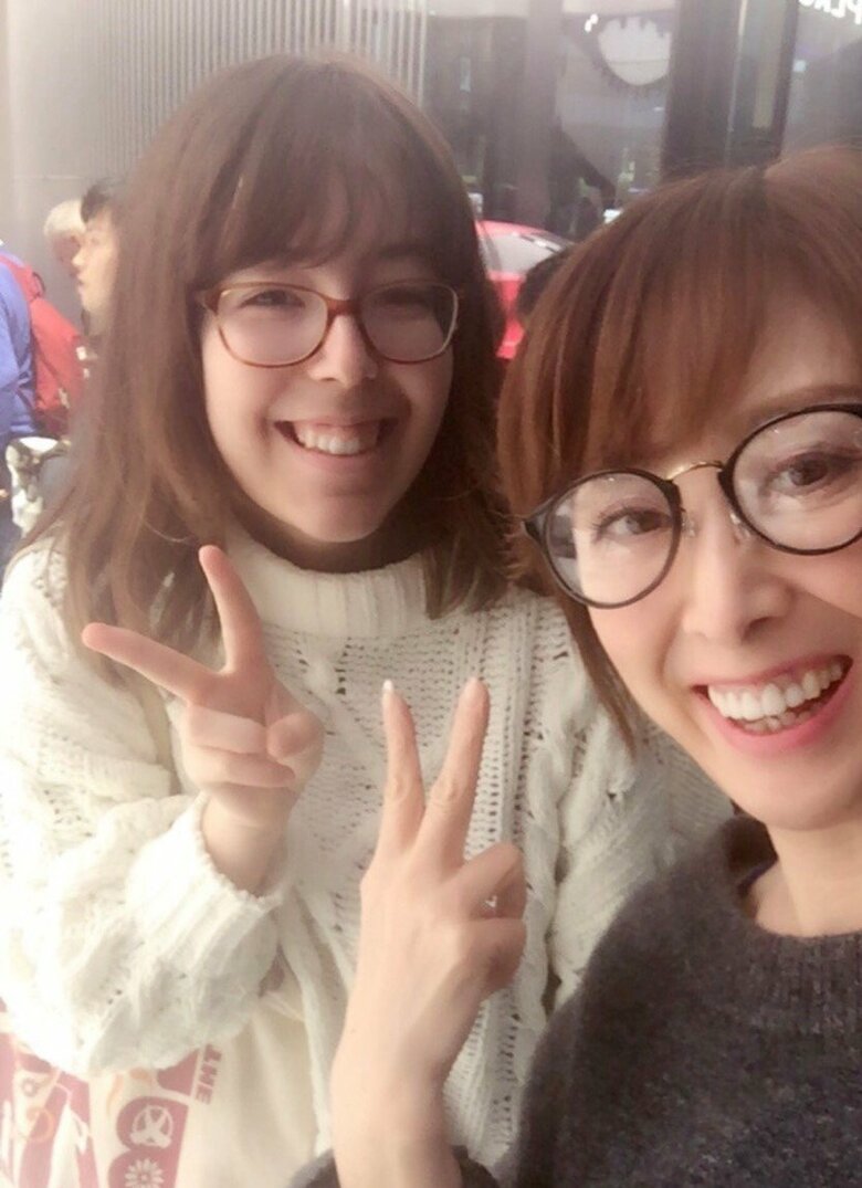 留学生とピースする内海さん