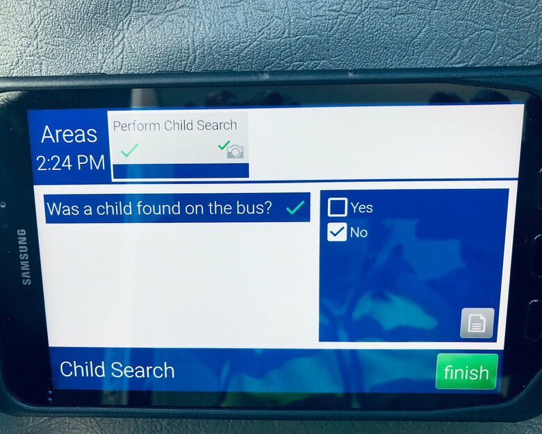 大原さんが使用しているタブレットの画面。「バスに子どもがいたか」などの質問項目にチェックを入れていく