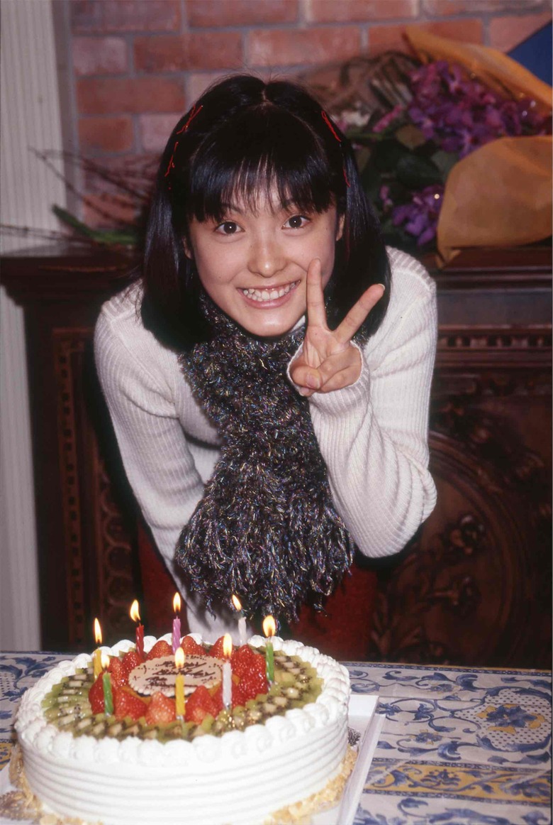 ドラマの撮影現場で15歳の誕生日を祝ってもらう平山あやさん　写真協力／週刊女性