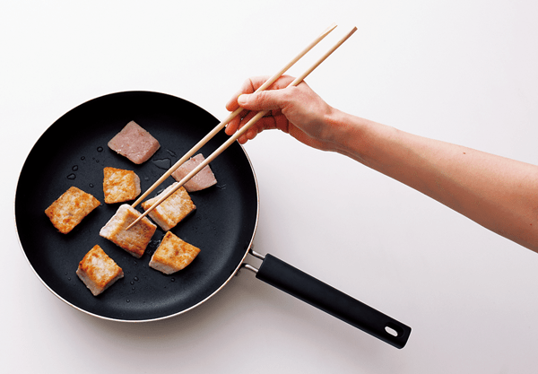 フライパンを中火で熱しサラダ油適量 （分量外）を入れて、かじきを両面焼いてとり出す。