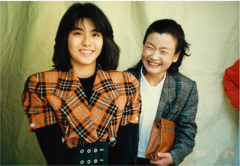 オーディションについてきた母（右）と