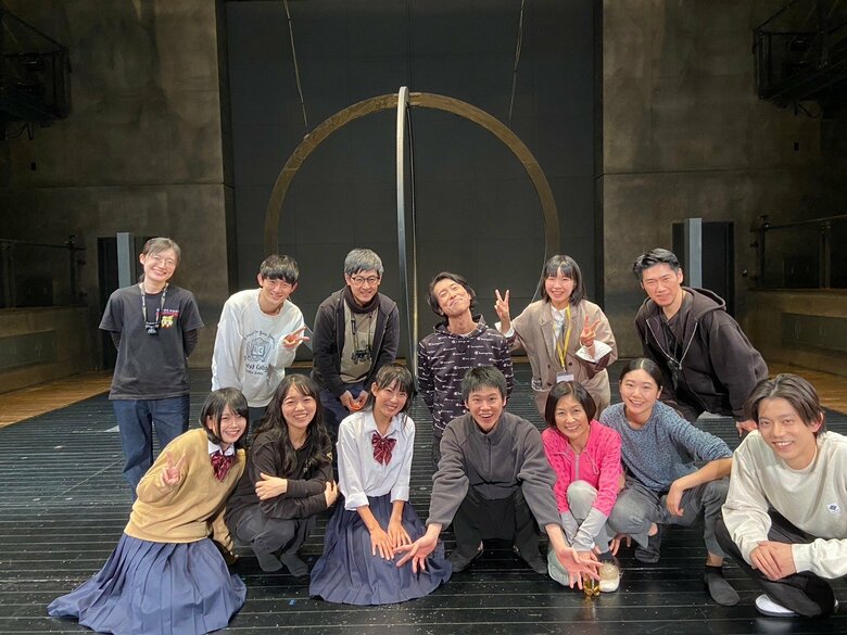 劇団の舞台の千秋楽を迎えた際の1枚（前列左から3番目が福田さん）
