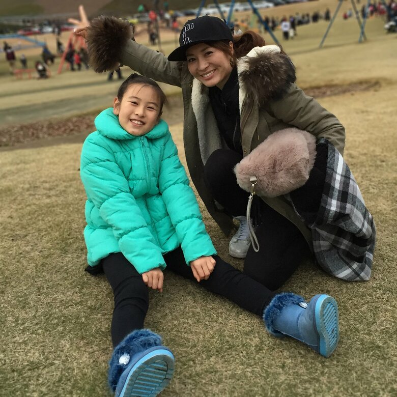 公園も楽しい思い出！幼少期の新山もあさんと母の千春さん