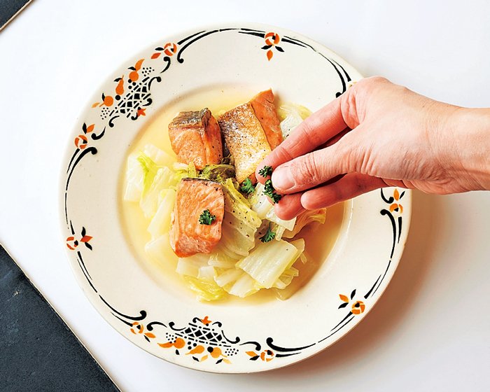 器に盛り、こしょうと手でちぎったパセリをふる。