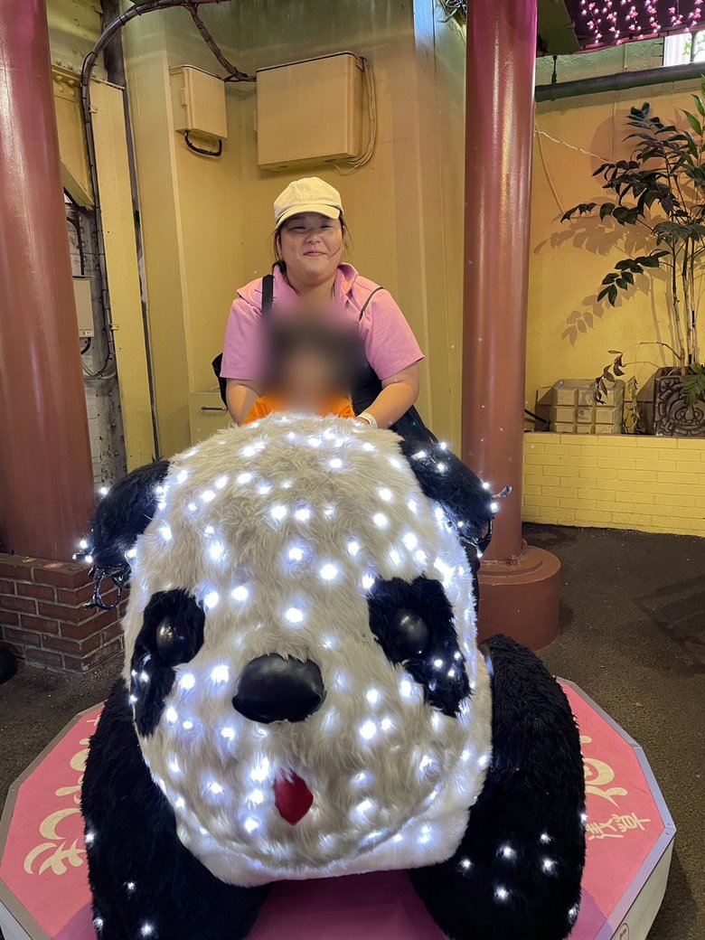 酒寄さんの息子さんと遊具に乗る田辺さん