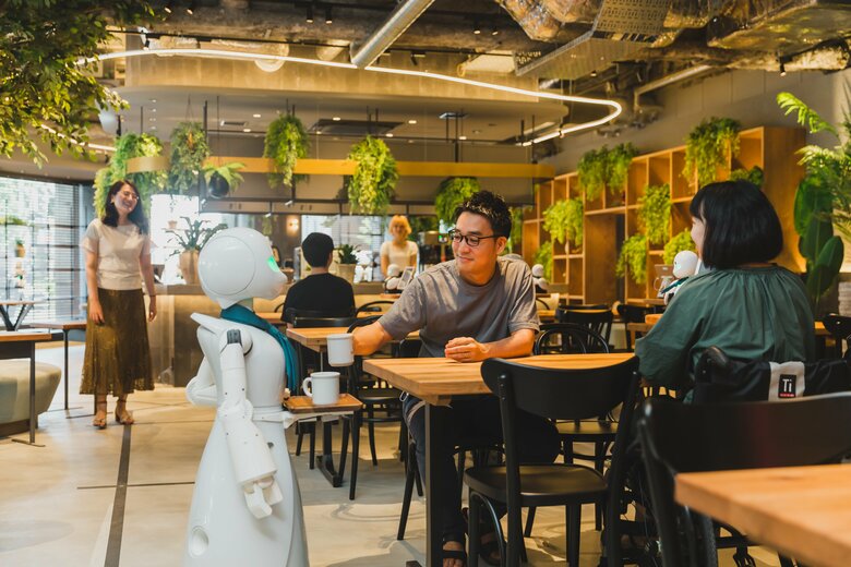 おしゃれな店内でロボットが接客を行うカフェのファンも多い