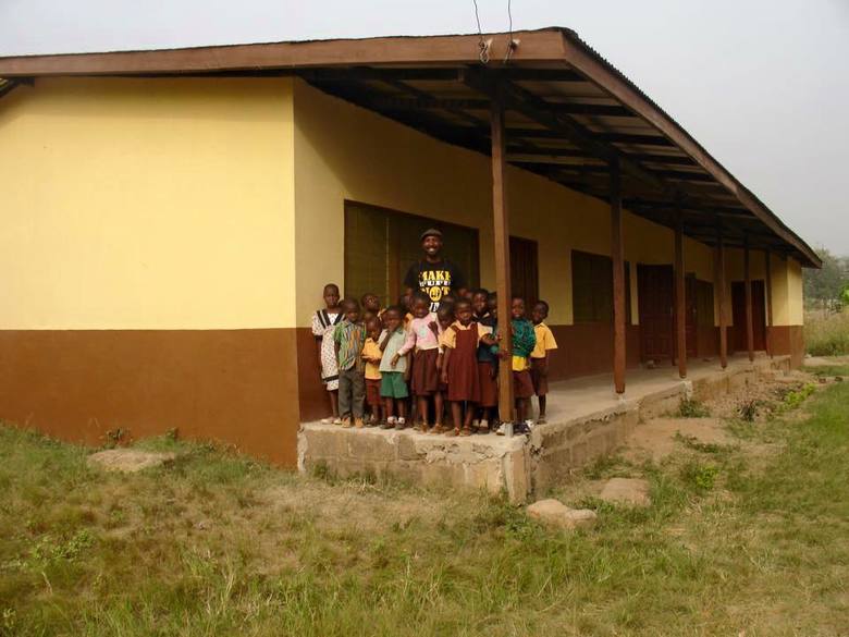 ストリートチルドレンとの出会いがきっかけでガーナの半壊した幼稚園を修復、そして中学校を設立