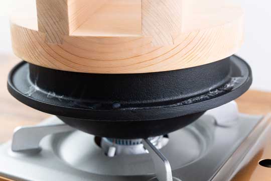 ▲つばに返しが付いているので、吹きこぼれにくくコンロを汚さない。