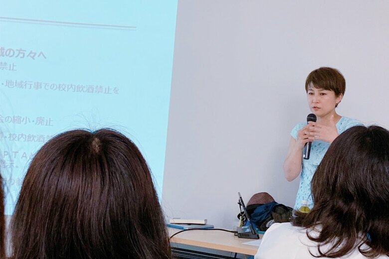PTA連合会長時代。「家庭教育講座」の講演をするあら馬さん