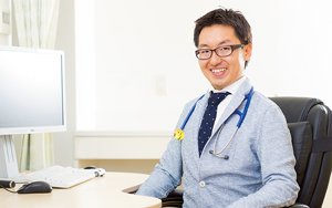 有明こどもクリニック院長。地域に根ざした小児医療の実現をめざし、休日も休まず診療するクリニックを運営。小さな子どもを抱える働くママたちにとって頼れるドクター。