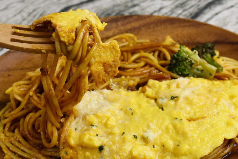 続いて、パスタにふわりと覆いかぶさるオムレツをひとくち。溶け出したチーズが卵に絡まり、深いコクを生み出しています。半熟状の卵は“ふわとろ”な口当たりで、思わずホッとするようなやさしい味わい。添えられたブロッコリーは歯ごたえが抜群で、箸休めにぴったりです。