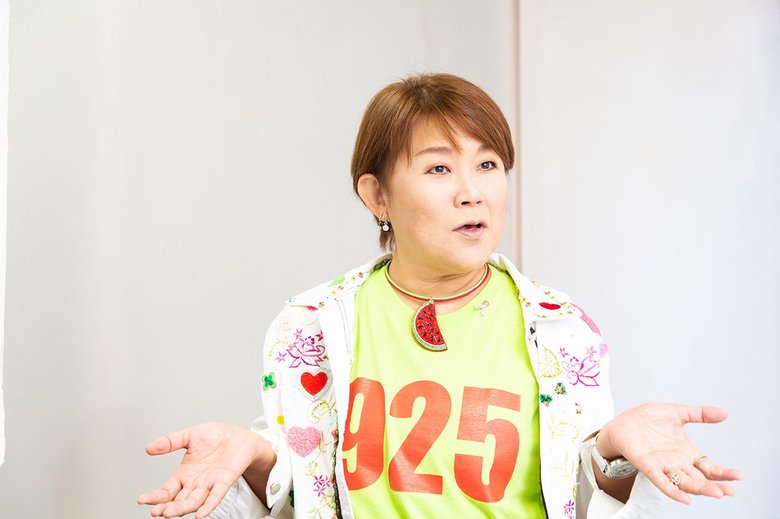「925（クニコ）」のロゴ入りTシャツを着て笑顔の山田邦子さん