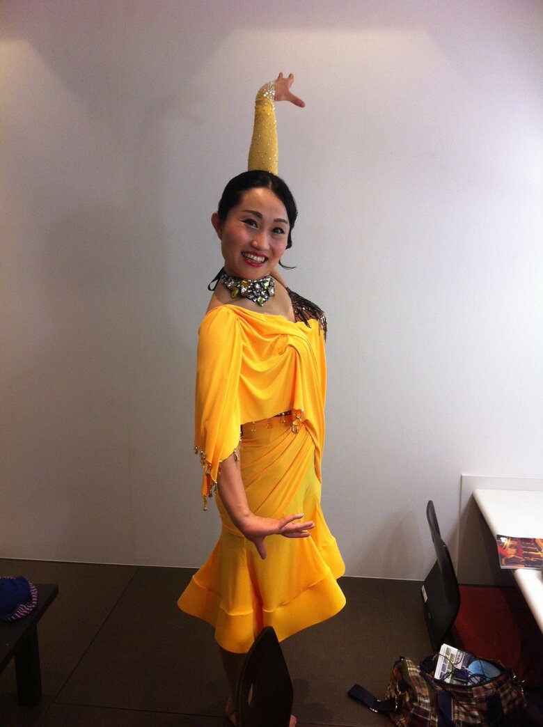 2013年頃、社交ダンスの衣装を身に纏ったキンタロー。さん。鮮やかな黄色いドレスがお似合い