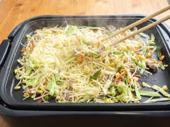 カズレーザーさんも沼にハマった!?SNSで話題の“ホットプレート飯”