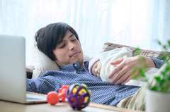 「とるだけ育休」を問題視！育児しない男性に育休はムダなのか!?